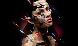 Visage fragmenté, éclats de couleurs vives et textures complexes, dans le style d'Alberto Seveso.