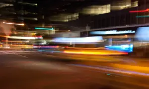 Des traînées lumineuses de voitures et de bâtiments dans des photos floues nocturnes.