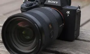 Appareil photo Sony Alpha 7 IV avec objectif zoom 24-70mm f/2.8 GM, prêt pour capturer des moments inoubliables.