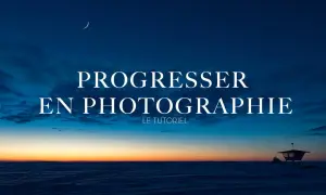 Un ciel crépusculaire bleu profond avec une lune fine au-dessus du texte "Progresser en photographie". Un paysage enneigé et une cabine de sauveteur au loin.