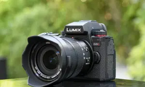 Le Lumix G9 II, appareil photo noir avec objectif Leica, prêt pour capturer la nature.
