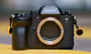 Le Sony Alpha 1, un appareil photo professionnel, prêt à capturer l'instant.