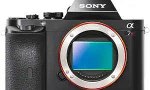 Appareil photo Sony Alpha a7R II, noir, avec objectif E-mount visible.