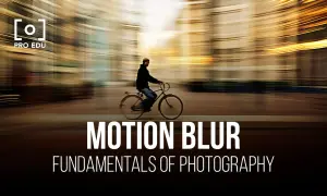 Une photo flou d'un cycliste en mouvement dans une ville, illustrant le concept de "Motion Blur".