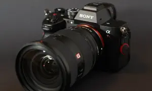 Un nouvel appareil photo Sony Alpha 7R, prêt à capturer le monde avec une qualité exceptionnelle.