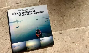 L'œil du photographe et l'art de la composition, un livre de Michael Freeman, présente des paysages marins paisibles avec des bateaux et un îlot lointain.