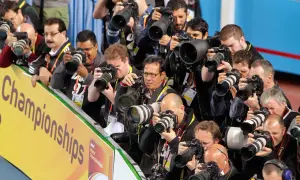 Des photographes, exemples de photojournalisme def, immortalisent un événement sportif, leurs appareils braqués sur l'action.