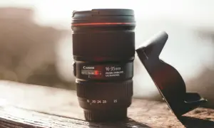 Objectif Canon 16-35mm grand angle, prêt pour capturer de larges paysages.