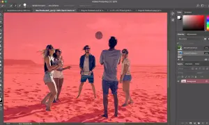 Un groupe d'amis joue au volleyball sur une plage, le ciel est d'un rose vif. L'outil sélection rapide de Photoshop est utilisé pour isoler le sujet.