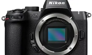 Appareil photo Nikon Z50, idéal pour vos avis. Le capteur est visible, prêt à capturer vos plus beaux clichés.