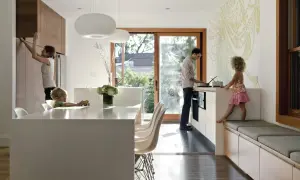 Une famille dans une cuisine moderne. Un photographe interieur a capturé ce moment de vie.