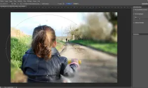 Enfant vu de dos sur un chemin, avec un effet de flou circulaire appliqué en **style Photoshop** pour un rendu artistique.