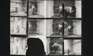 Série de photographies de Francesca Woodman dans une pièce aux murs décrépits, explorant des poses et des mouvements dans l'espace.