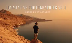 Homme seul au chapeau contemplant un paysage désertique et aquatique. Une excellente idée de photo à faire seul chez soi, avec des conseils et astuces.