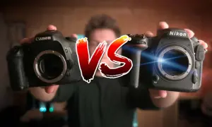 Comparaison entre un appareil photo Canon et un Nikon, tous deux équipés d'un capteur APS-C, prêts pour l'action.