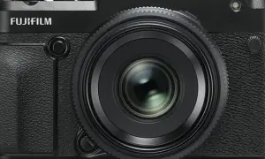 Appareil photo noir Fujifilm GFX 50R avec objectif proéminent.