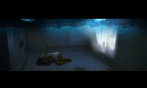 Julie de Waroquier, figée dans une pièce inondée, l'eau bleue scintillant au plafond.