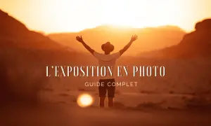 Un homme bras ouverts face au soleil couchant, texte "L'EXPOSITION EN PHOTO".