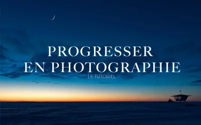 Un ciel crépusculaire bleu profond avec une lune fine au-dessus du texte "Progresser en photographie". Un paysage enneigé et une cabine de sauveteur au loin.