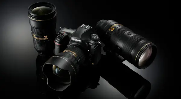 Le Nikon D850, avec ses objectifs 24-70mm et 70-200mm, prêt pour l'action depuis sa date de sortie.