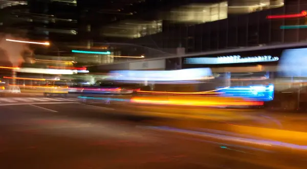 Des traînées lumineuses de voitures et de bâtiments dans des photos floues nocturnes.