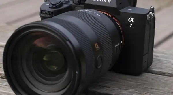Appareil photo Sony Alpha 7 IV avec objectif zoom 24-70mm f/2.8 GM, prêt pour capturer des moments inoubliables.