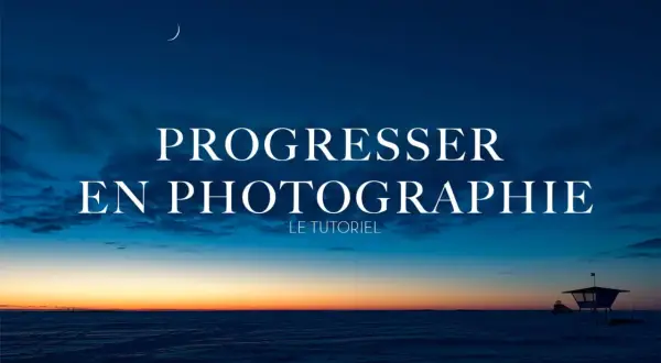 Un ciel crépusculaire bleu profond avec une lune fine au-dessus du texte "Progresser en photographie". Un paysage enneigé et une cabine de sauveteur au loin.