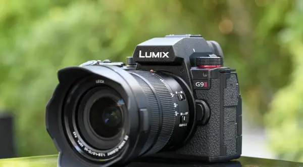 Le Lumix G9 II, appareil photo noir avec objectif Leica, prêt pour capturer la nature.