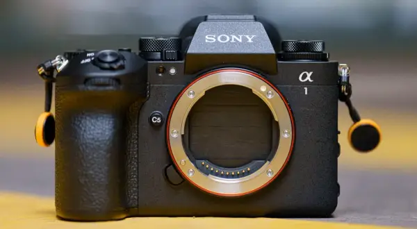 Le Sony Alpha 1, un appareil photo professionnel, prêt à capturer l'instant.