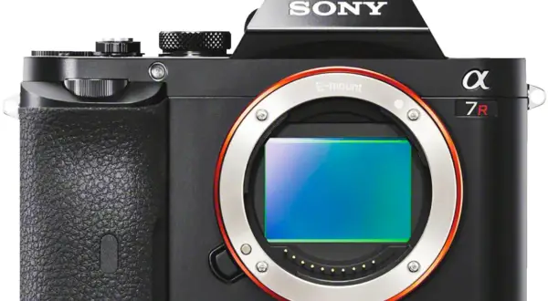 Appareil photo Sony Alpha a7R II, noir, avec objectif E-mount visible.