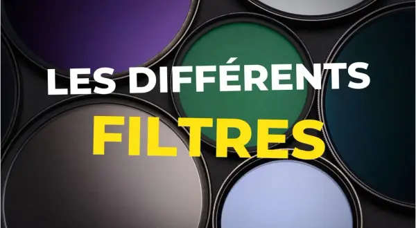 Gros plan sur plusieurs filtres photo de différentes couleurs (violet, vert, bleu, gris) disposés en cercle.