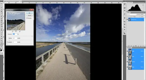 Fenêtre "Accentuation" dans Photoshop, avec un réglage de 500% pour le filtre passe haut, sur une photo de paysage.