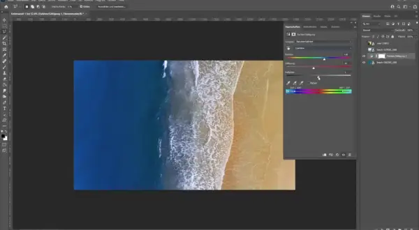 Un homme ajuste les curseurs de teinte, saturation et luminosité dans Photoshop pour changer la couleur d'une photo de plage.