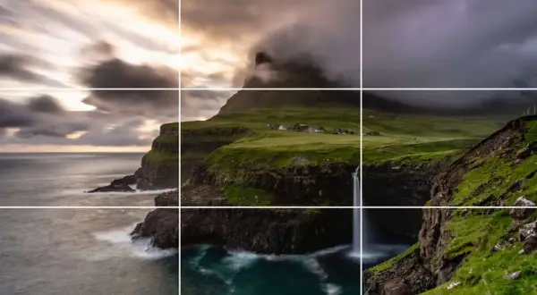 Paysage spectaculaire avec des falaises verdoyantes, une cascade tombant dans l'océan et un village pittoresque. La perspective accentue la beauté sauvage de ce lieu.