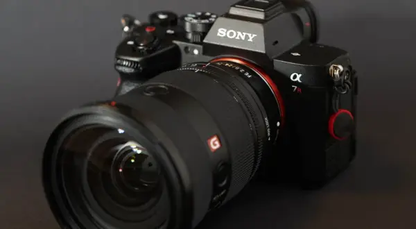 Un nouvel appareil photo Sony Alpha 7R, prêt à capturer le monde avec une qualité exceptionnelle.