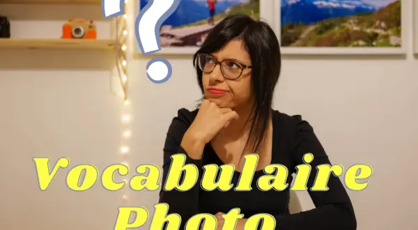 Une femme réfléchit à un point d'interrogation, devant des photos de montagnes et des appareils photo. Le texte "Vocabulaire Photo" apparaît.