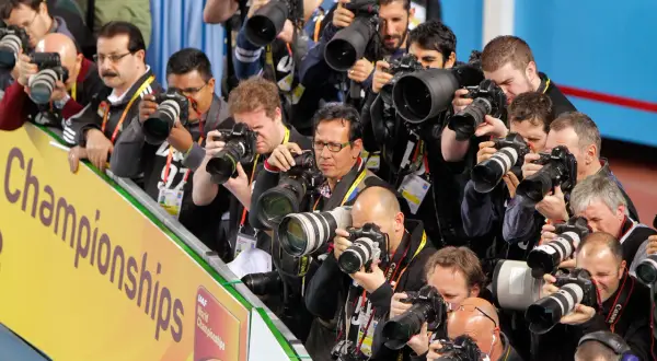 Des photographes, exemples de photojournalisme def, immortalisent un événement sportif, leurs appareils braqués sur l'action.