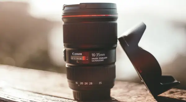 Objectif Canon 16-35mm grand angle, prêt pour capturer de larges paysages.