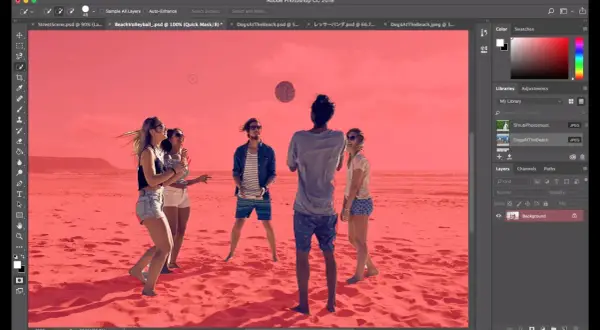 Un groupe d'amis joue au volleyball sur une plage, le ciel est d'un rose vif. L'outil sélection rapide de Photoshop est utilisé pour isoler le sujet.