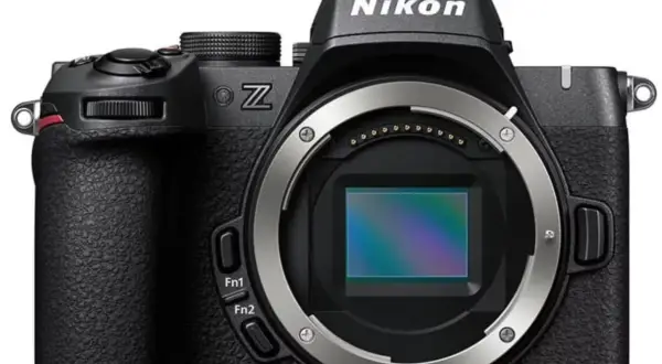 Appareil photo Nikon Z50, idéal pour vos avis. Le capteur est visible, prêt à capturer vos plus beaux clichés.