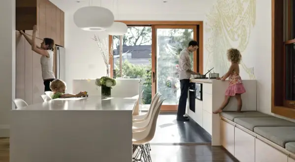 Une famille dans une cuisine moderne. Un photographe interieur a capturé ce moment de vie.