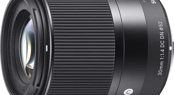 Objectif 50 mm pour quel usage ? Ce Sigma 1.4 DC DN 52mm est idéal pour portraits et faible luminosité.