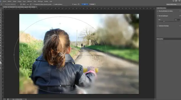 Enfant vu de dos sur un chemin, avec un effet de flou circulaire appliqué en **style Photoshop** pour un rendu artistique.