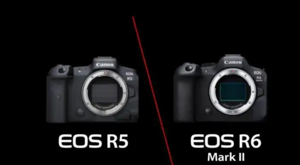 Comparaison des appareils photo Canon EOS R5 et R6 Mark II, côte à côte sur fond noir.
