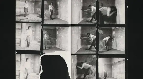 Série de photographies de Francesca Woodman dans une pièce aux murs décrépits, explorant des poses et des mouvements dans l'espace.