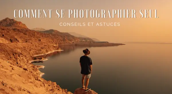 Homme seul au chapeau contemplant un paysage désertique et aquatique. Une excellente idée de photo à faire seul chez soi, avec des conseils et astuces.