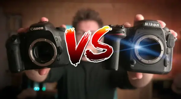 Comparaison entre un appareil photo Canon et un Nikon, tous deux équipés d'un capteur APS-C, prêts pour l'action.