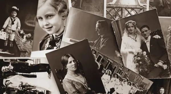 Un assemblage de photos historiques : un enfant en marin, un portrait de jeune fille, un couple marié, une femme assise, et d'autres scènes de vie.