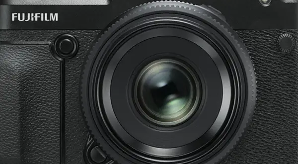 Appareil photo noir Fujifilm GFX 50R avec objectif proéminent.