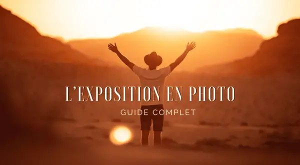 Un homme bras ouverts face au soleil couchant, texte "L'EXPOSITION EN PHOTO".